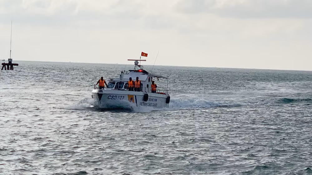 Rescatan a tres pescadores vietnamitas accidentados en mar ảnh 1