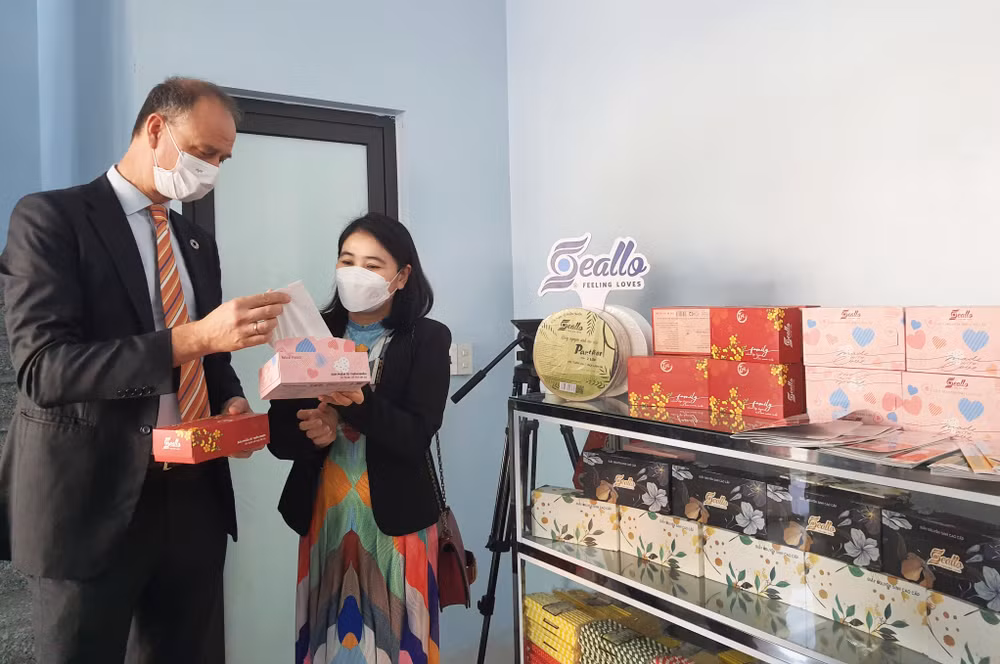Tienda en bahía de Ha Long muestra soluciones innovadoras para reducir contaminación por plásticos ảnh 2