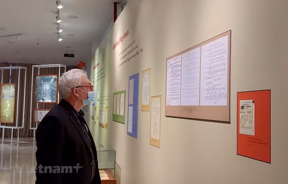 Exhiben en Hanoi más de 100 documentos e imágenes únicas sobre el Tet ảnh 1