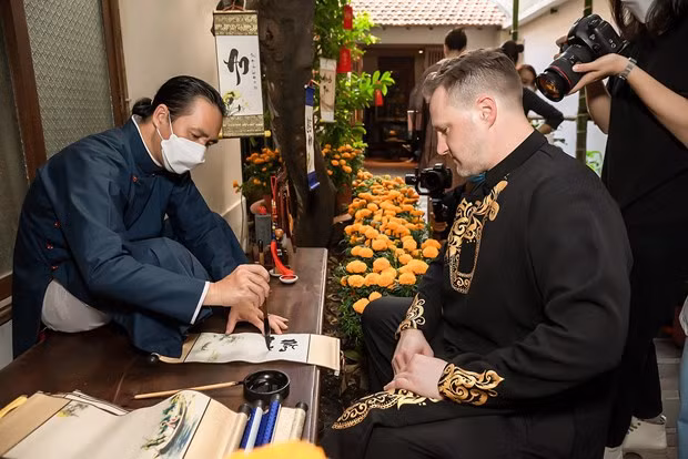 Amigos internacionales se unen para celebrar el Tet en Vietnam ảnh 3