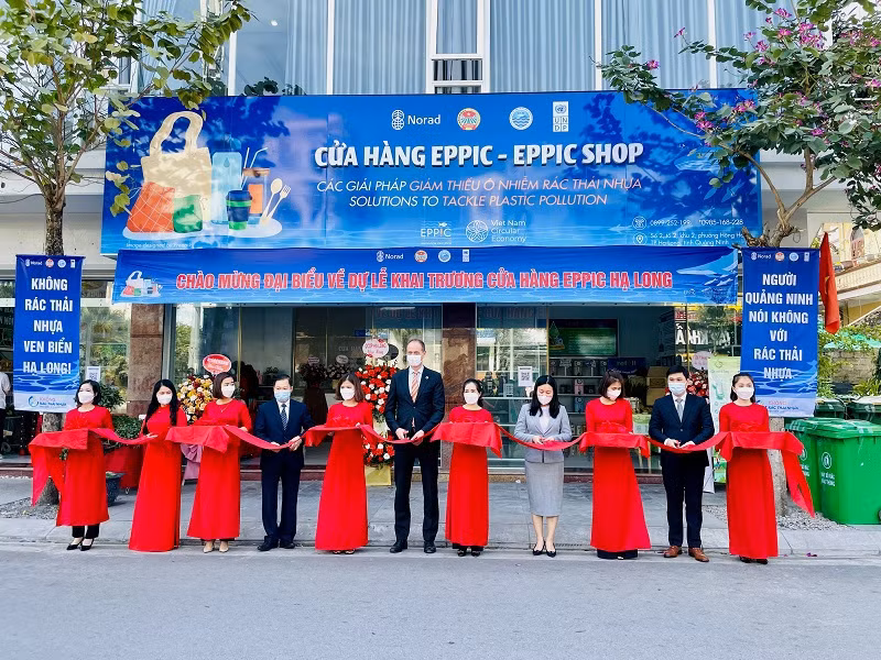 Tienda en bahía de Ha Long muestra soluciones innovadoras para reducir contaminación por plásticos ảnh 1