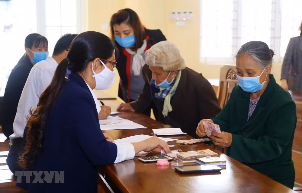 Casi tres millones de vietnamitas se benefician de aumento de pensiones y subsidios ảnh 1