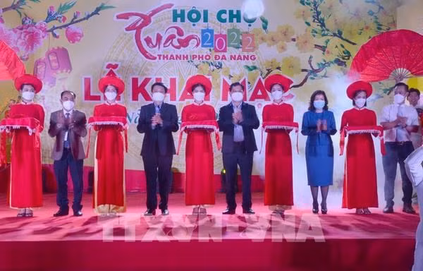 Celebran diversas actividades en ciudades vietnamitas en saludo al Tet ảnh 2