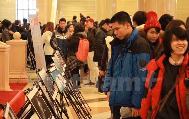 Exposición de fotos muestra actos ilegales de China en Mar del Este ảnh 1