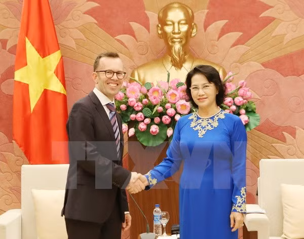 Líder parlamentaria de Vietnam recibe a embajadores neozelandés y filipino ảnh 1