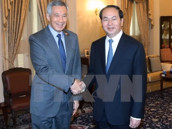 Presidente de Vietnam dialoga con líderes de Singapur ảnh 2