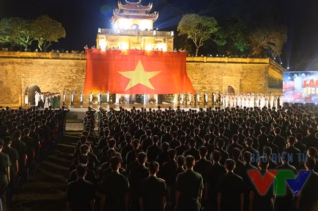 Miles de jóvenes rinden tributo a enseña de la Patria ảnh 5