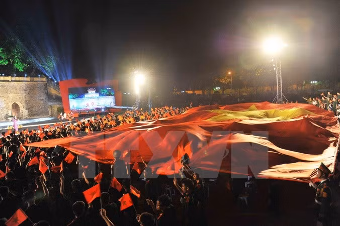 Miles de jóvenes rinden tributo a enseña de la Patria ảnh 3