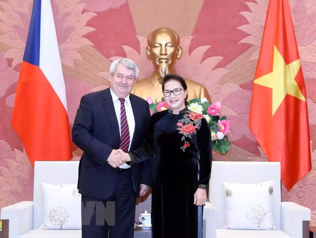 Aboga máxima legisladora de Vietnam por abrir ruta aérea directa a República Checa ảnh 1