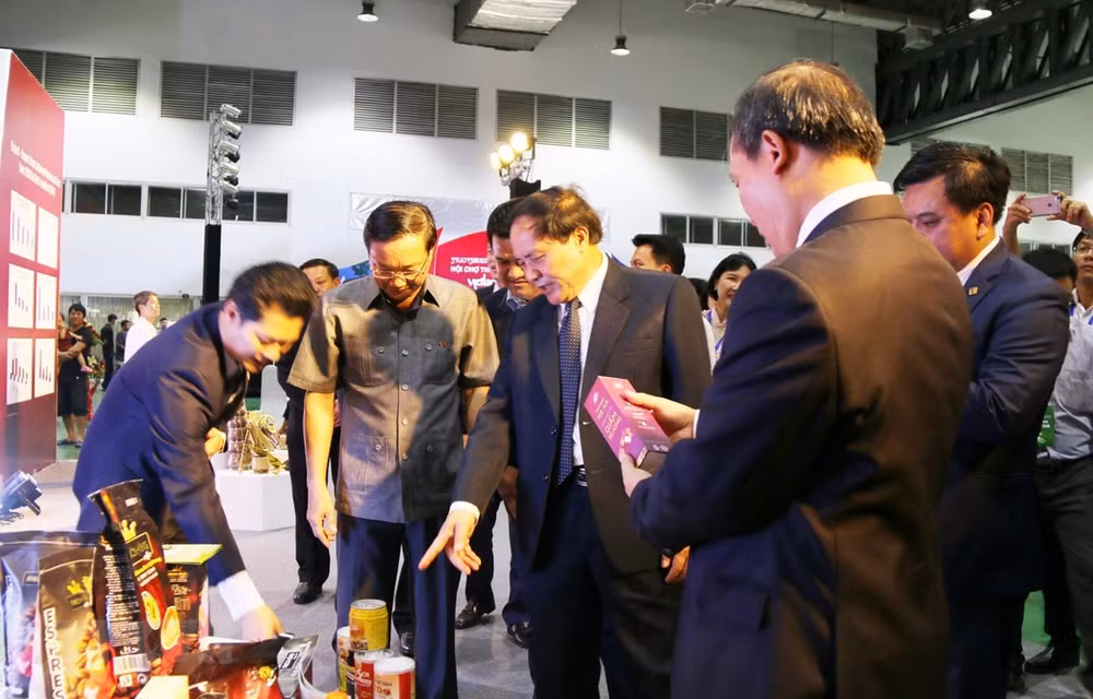 Inauguran en Vientiane feria comercial Vietnam-Laos ảnh 1
