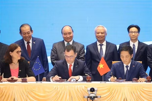 Prensa internacional destaca la firma de acuerdo de libre comercio entre UE y Vietnam ảnh 1