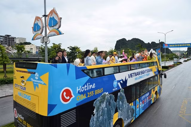 Provincia vietnamita de Quang Ninh pone en servicio el autobús turístico de dos pisos ảnh 1 Provincia vietnamita de Quang Ninh pone en servicio el autobús turístico de dos pisos ảnh 1