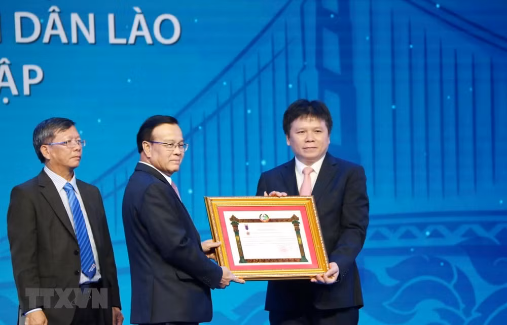 Honrado banco joint venture Laos-Vietnam por sus aportes a relaciones bilaterales ảnh 1