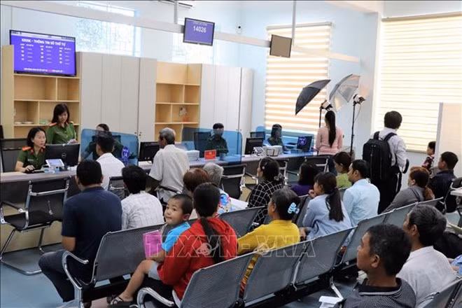 Insta el Partido Comunista de Vietnam a supervisar estrictamente la lucha contra la corrupción ảnh 1