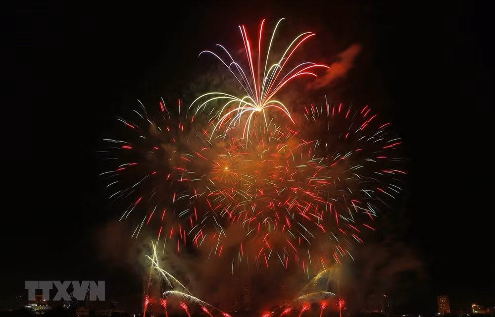 Desarrollan Festival Internacional de Fuegos Artificiales en Vietnam ảnh 1