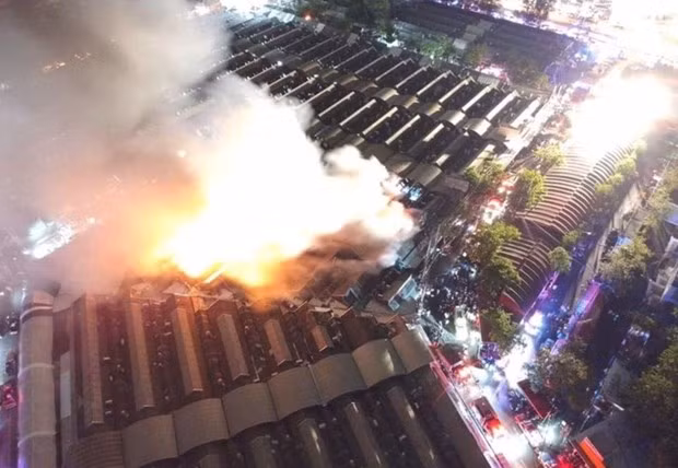 Graves daños tras incendio en Chatuchak, mercado más conocido en Tailandia ảnh 1