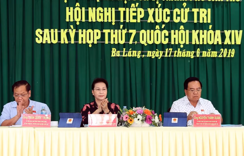 Dialoga máxima legisladora de Vietnam con electores en Can Tho ảnh 1