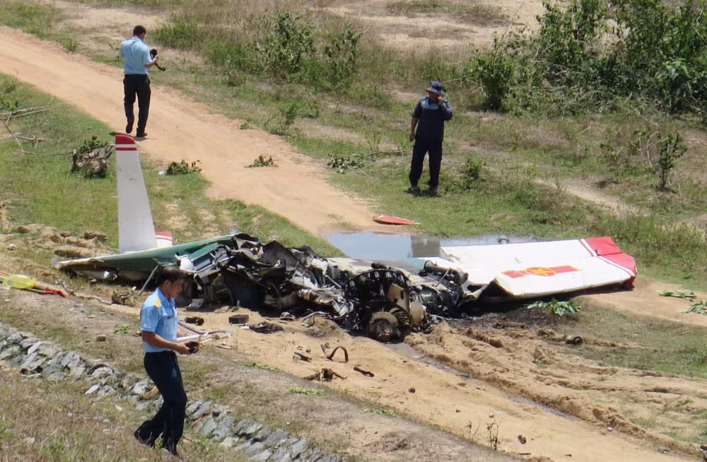 Mueren dos pilotos en Vietnam al estrellarse un avión militar de entrenamiento ảnh 1