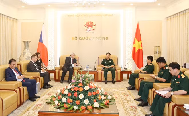 Recibe jefe del Estado Mayor del Ejército de Vietnam a vicepresidente de Cámara de Diputados checa ảnh 1