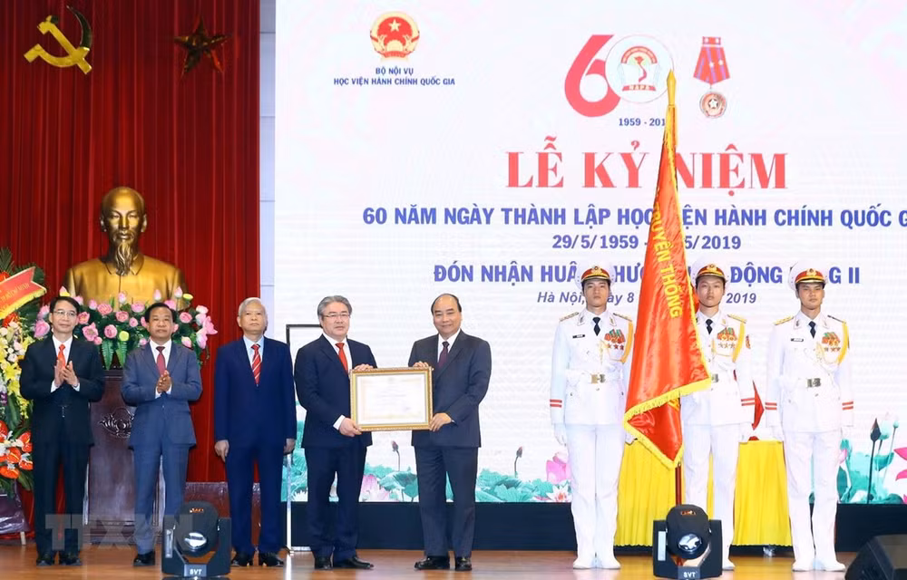 Premier vietnamita participa en ceremonia por fundación de Academia de Administración Pública ảnh 1
