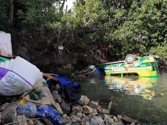Tres muertos y 26 heridos tras una colisión de tres vehículos en centro de Filipinas ảnh 1 Tres muertos y 26 heridos tras una colisión de tres vehículos en centro de Filipinas ảnh 1