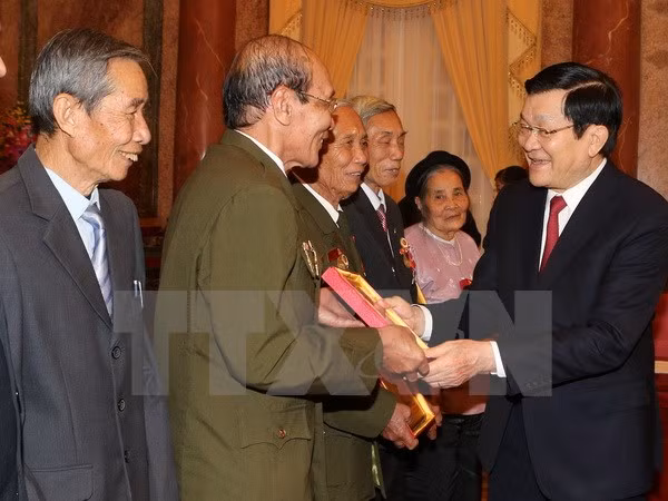 Elogian aportes de personas con meritos revolucionarios de Ha Nam ảnh 1