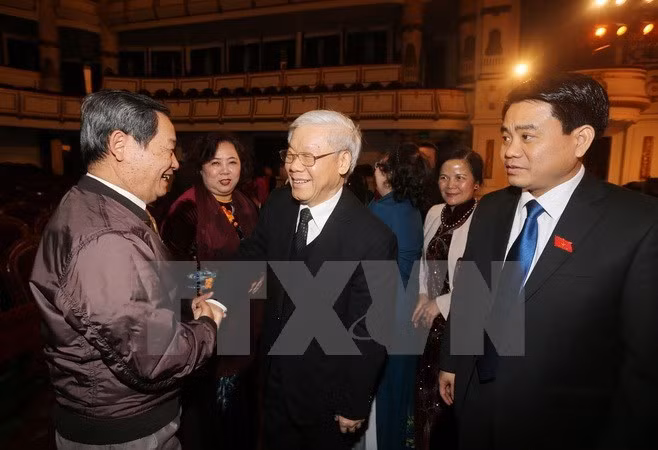 Líderes se reúnen con diputados de Hanoi de distintas generaciones ảnh 1