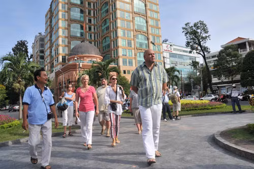 Grandes ciudades dan la bienvenida a primeros turistas extranjeros de 2016 ảnh 1 Grandes ciudades dan la bienvenida a primeros turistas extranjeros de 2016 ảnh 1