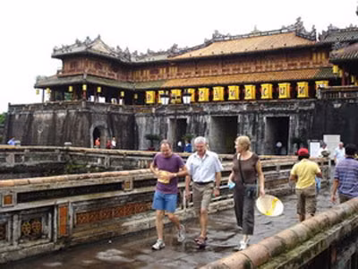 Ciudad imperial de Vietnam recibe a alud de turistas extranjeros ảnh 1
