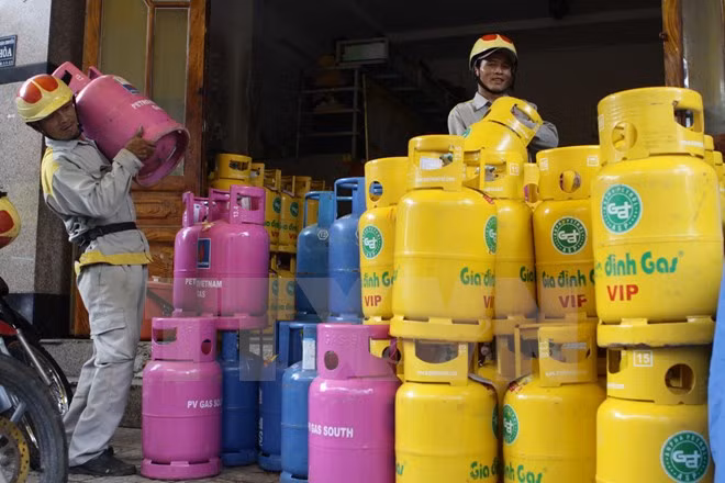 Continúa bajando el precio de gasolina en Vietnam ảnh 1