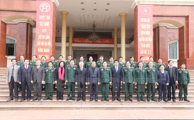 Secretario general del Partido resalta hazañas de Comandancia de Hanoi ảnh 1