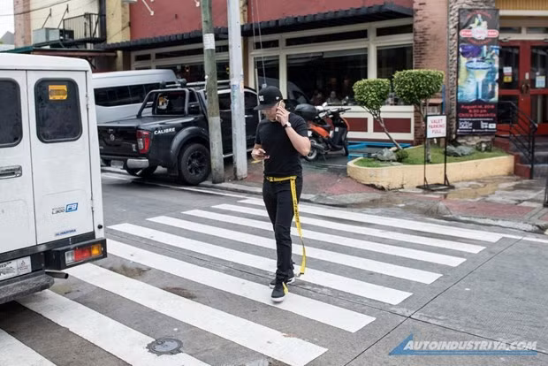 Promueven en ciudad filipina regulación contra el uso de celulares por los peatones ảnh 1