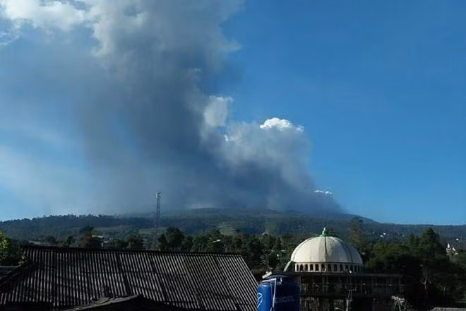 Huyen indonesios de ceniza volcánica ảnh 1