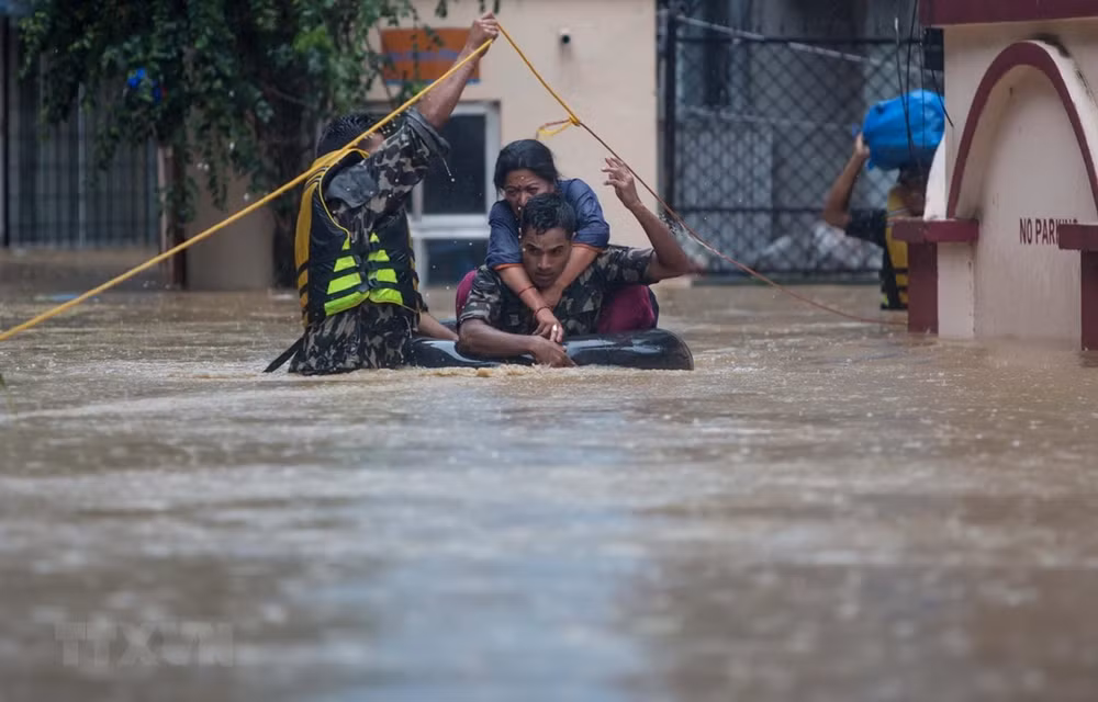Salvan a turistas vietnamitas atascados por inundaciones en Nepal ảnh 1 Salvan a turistas vietnamitas atascados por inundaciones en Nepal ảnh 1