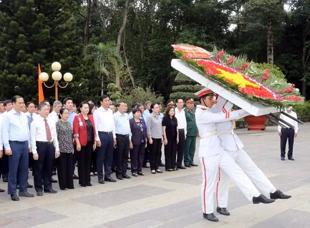 Honra máxima legisladora vietnamita a mártires de guerras patrióticas ảnh 1