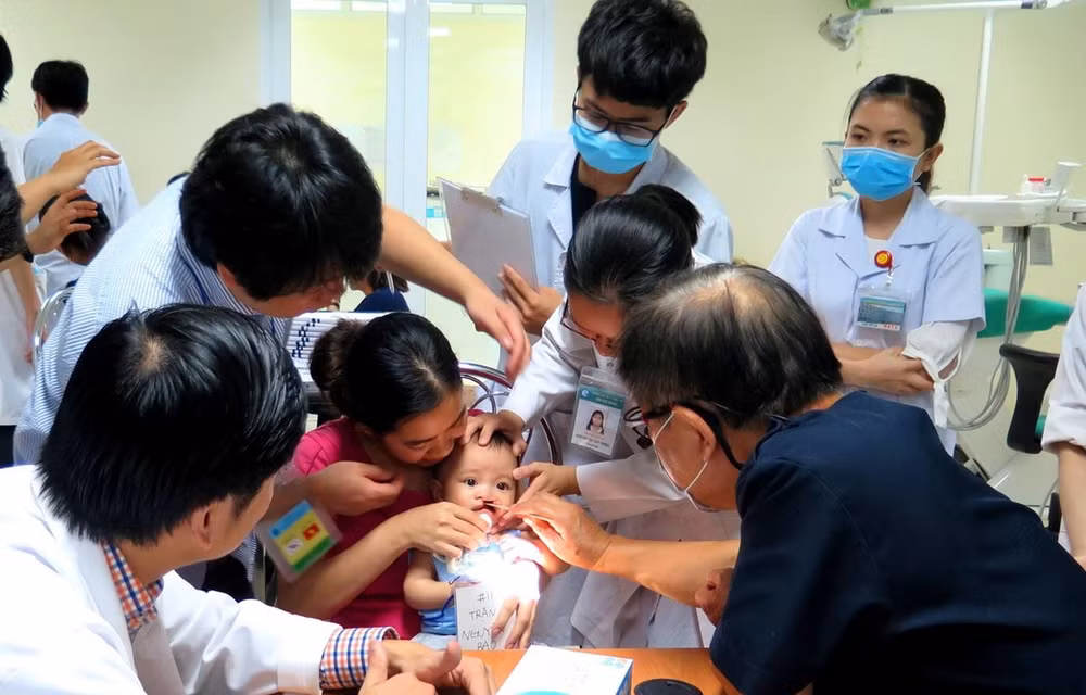 Ofrecen médicos sudcoreanos cirugías gratuitas a niños vietnamitas ảnh 1