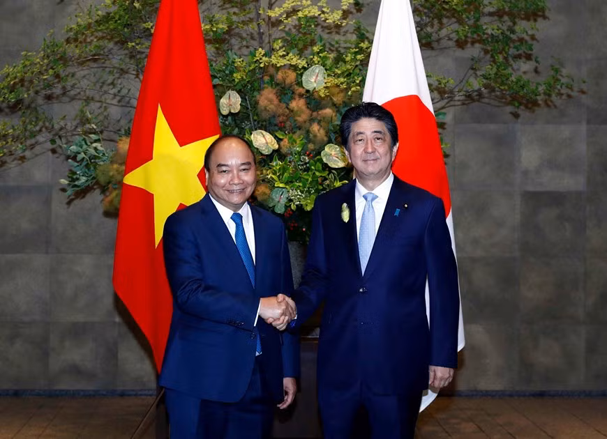 Regresa premier de Vietnam a su país tras participar en Cumbre G20 en Japón ảnh 1 Regresa premier de Vietnam a su país tras participar en Cumbre G20 en Japón ảnh 1