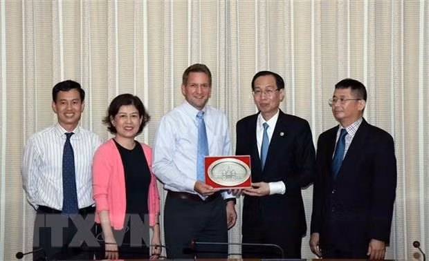 Refuerzan cooperación entre Ciudad Ho Chi Minh e Intel ảnh 1