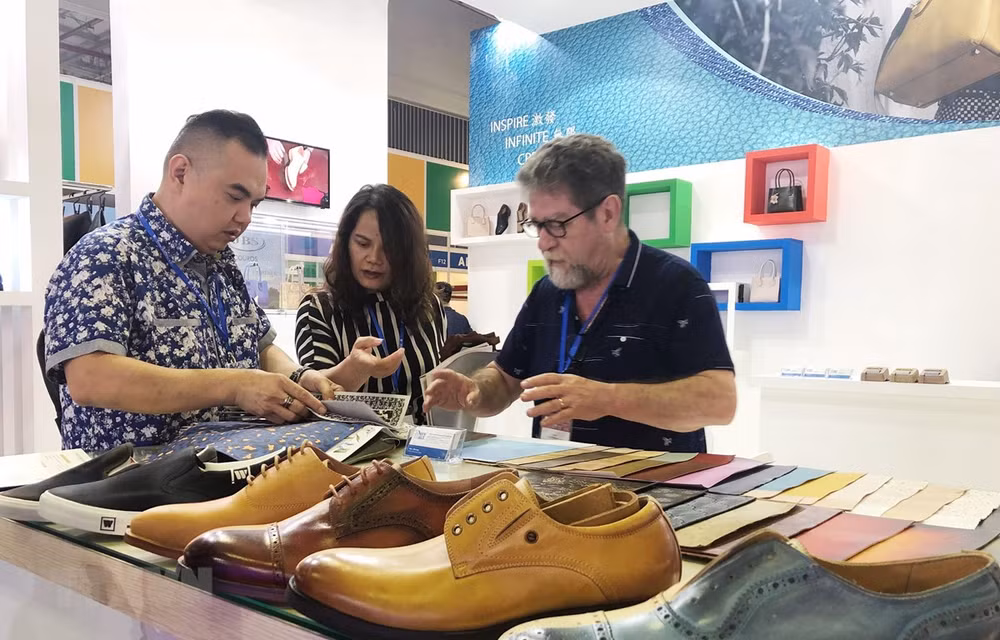 Inauguran en Vietnam exhibición internacional de calzado ảnh 1