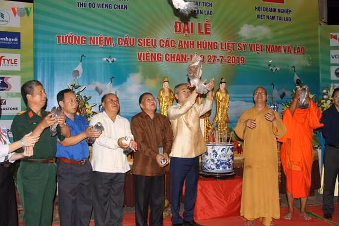 Celebran en Vientián réquiem en homenaje a los héroes y mártires vietnamitas ảnh 1