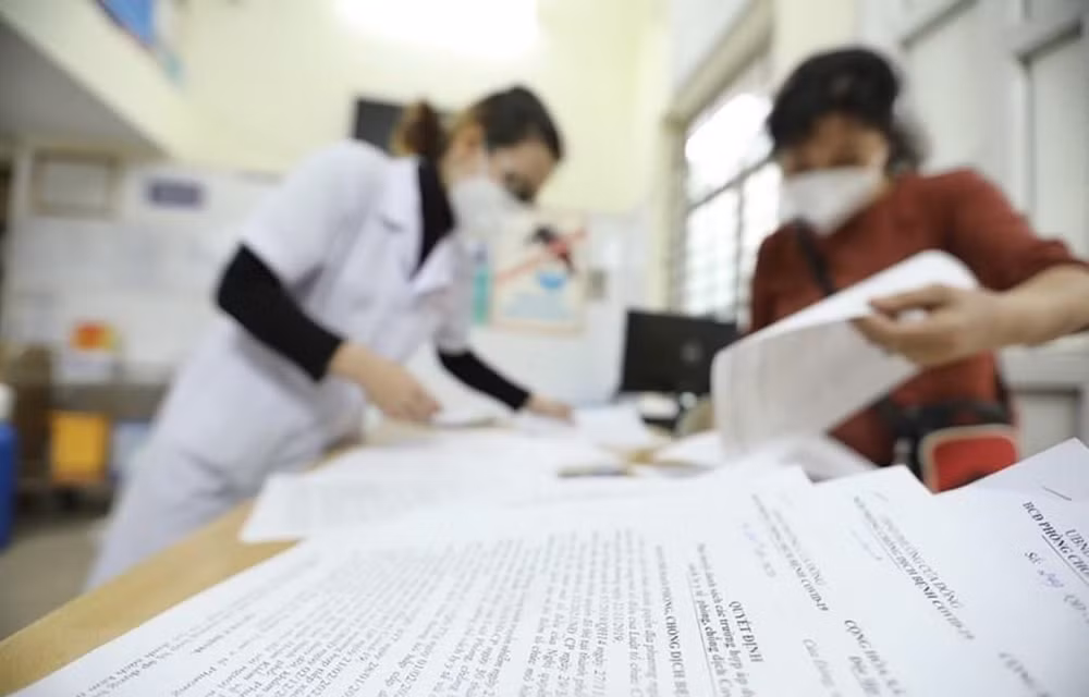 Plantean estrategias en Vietnam para superar la COVID-19 ảnh 1