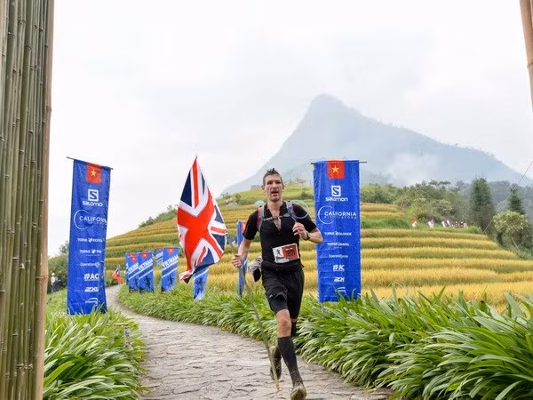 Maratonistas profesionales y aficionados compiten en carrera de montaña en Vietnam ảnh 1