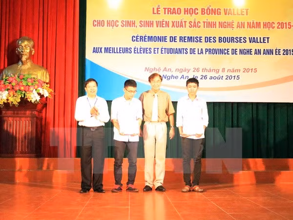 Ayudan a estudiantes vietnamitas con escasez económicas ảnh 1