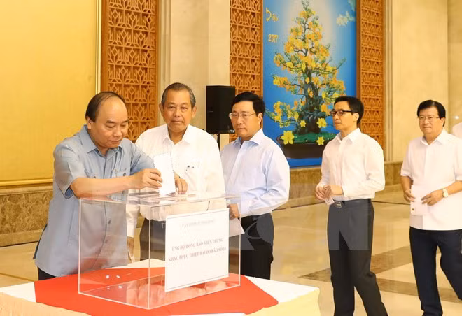 Continúan en Vietnam actividades de recaudación a favor de pobladores afectados por tifón Doksuri ảnh 1