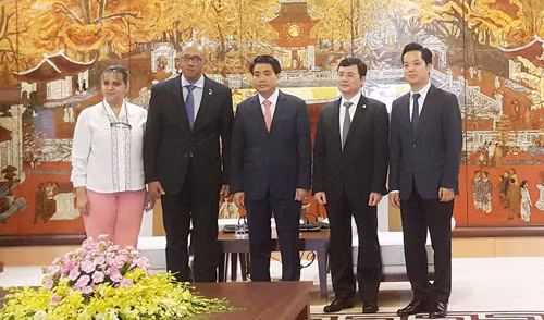 Dirigente de Hanoi recibe al embajador de Cuba en Vietnam ảnh 1 Dirigente de Hanoi recibe al embajador de Cuba en Vietnam ảnh 1