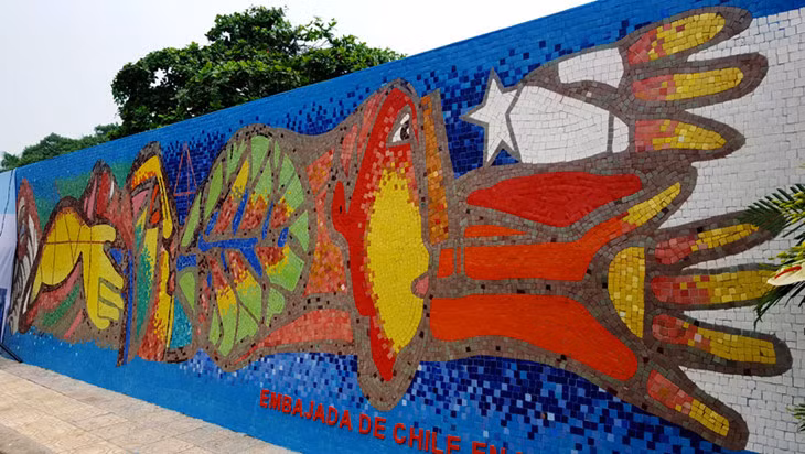 Chile incorpora una pintura al Mural Mosaico Cerámico de Hanoi en su Día Nacional ảnh 1
