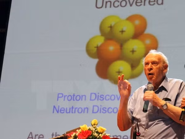 Ganador de Nobel Jerome Isaac conversa con estudiantes vietnamitas ảnh 1