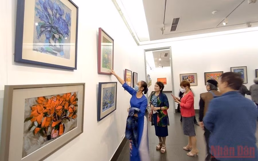 Contemplan belleza de la vida a través de pinturas al óleo en Vietnam ảnh 2