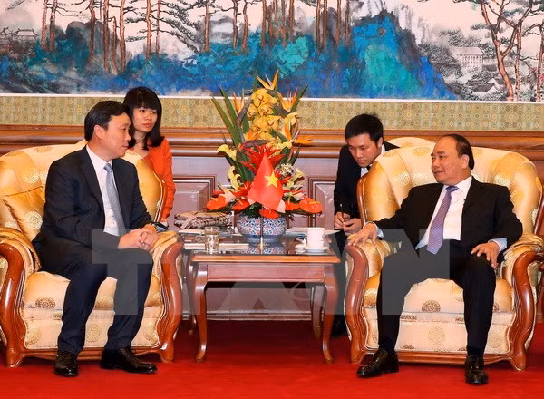 Premier de Vietnam se reúne con banqueros y ejecutivos empresariales de China ảnh 1