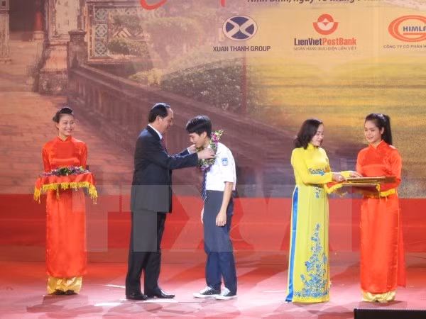 Ninh Binh honra a excelentes estudiantes y talentos deportivos ảnh 1